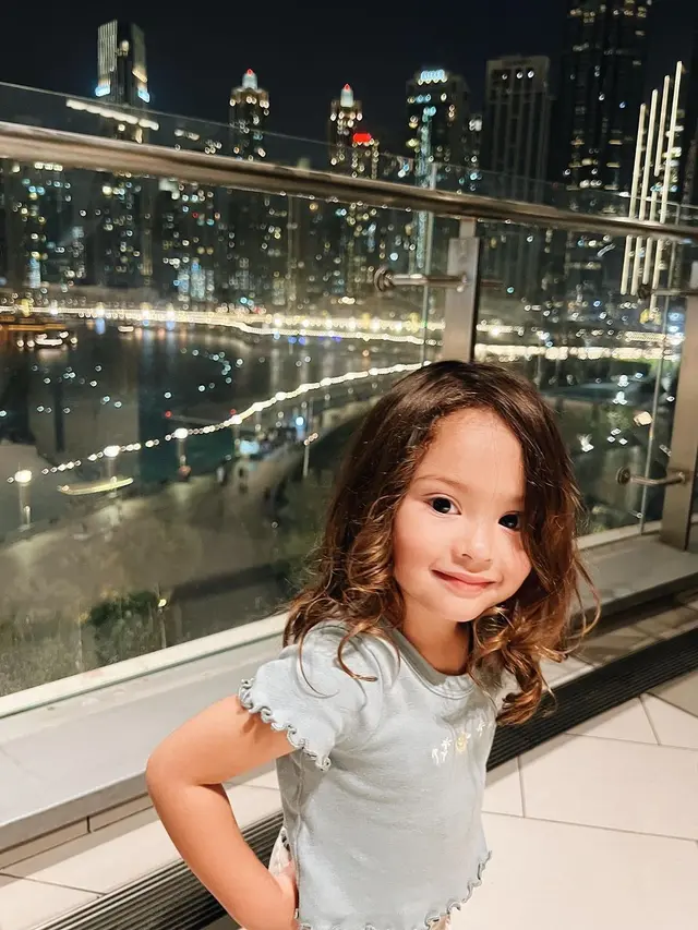 Yasmine Wildblood bersama dua anaknya yang cantik (Instagram/yaswildblood)