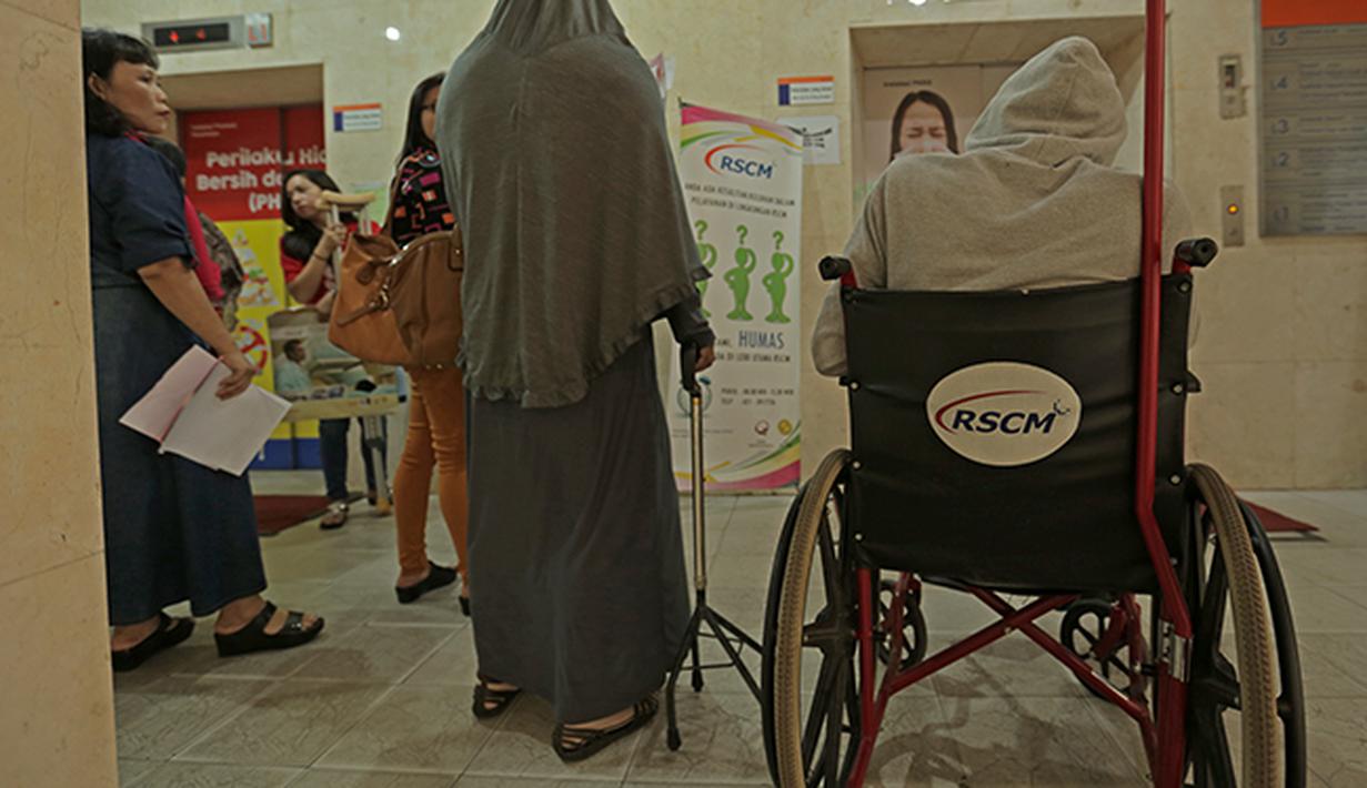 Alfin Tuasalamony (kanan) saat menanti lift. (Bola.com/Peksi Cahyo)