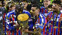 Para pemain Crystal Palace merayakan sukses juara Conference League hari Kamis (28/05/2026) dini hari WIB. (Tobias SCHWARZ / AFP)