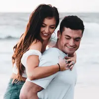 ilustrasi pasangan cinta/Photo by LOGAN WEAVER on Unsplash