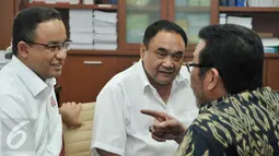 Cagub DKI Jakarta, Anies Baswedan berbincang dengan Ketua PWI Pusat, Margiono, Jakarta, Jumat (24/3). Anies menyampaikan harapannya agar PWI ikut mengawal proses Pilkada putaran kedua pada 19 April mendatang. (Liputan6.com/Yoppy Renato)