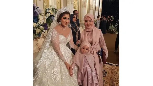 7 Potret Resepsi Pernikahan Tania Nadira, Gunakan Gaun Bertabur Kristal Swarovski