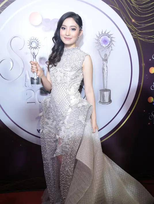 Saat menghadiri ajang SCTV Awards 2017, Natasha Wilona tampil cantik dengan mengenakan gaun berwarna abu-abu. (Adrian Putra/Bintang.com)