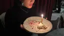 Pevita Pearce baru saja merayakan ulang tahunnya yang ke-31. Dalam beberapa foto yang diunggahnya, ia mengenakan atasan lengan panjang berwarna hitam dan meniup kue yang diberi satu lilin di atasnya. [Foto: Instagram/pevpearce]
