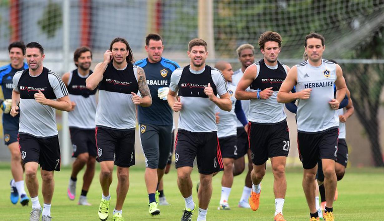 Mantan Kapten Liverpool dan Timnas Inggris, Steven Gerrard, memulai petualangannya bersama klub anggota MLS, LA Galaxy, dengan mengikuti sesi latihan perdana di Carson, California, AS. Rabu (8/7/2015) pagi WIB. (AFP PHOTO/Frederic J. Brown)
