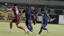 Gelandang Persib Bandung, Michael Essien, berusaha melewati gelandang PSM Makassar, Marc Anthony Klok pada laga lanjutan Liga 1 di Stadion GBLA, Bandung, Rabu, (5/7/2017). Persib menang 2-1 atas PSM. (Bola.com/M Iqbal Ichsan)