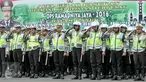 Kepolisian Polda Metro mengikuti apel pengamanan Idul Fitri di halaman Mapolda Metro Jaya, Jakarta, Selasa (5/7). Polda Metro kerahkan ribuan personil untuk pengamanan malam takbiran dan jelang Idul Fitri 2016.(Liputan6.com/Yoppy Renato)
