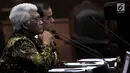 Prof. DR. Koerniatmanto mendengar tanggapan majelis hakim saat sidang Pengujian UU No. 19 Tahun 2003 tentang BUMN di MK, Jakarta, Rabu (18/4). Majelis Hakim yang dipimpin Anwar Usman menunda sidang hingga 2 Mei 2018. (Merdeka.com/Iqbal Nugroho)