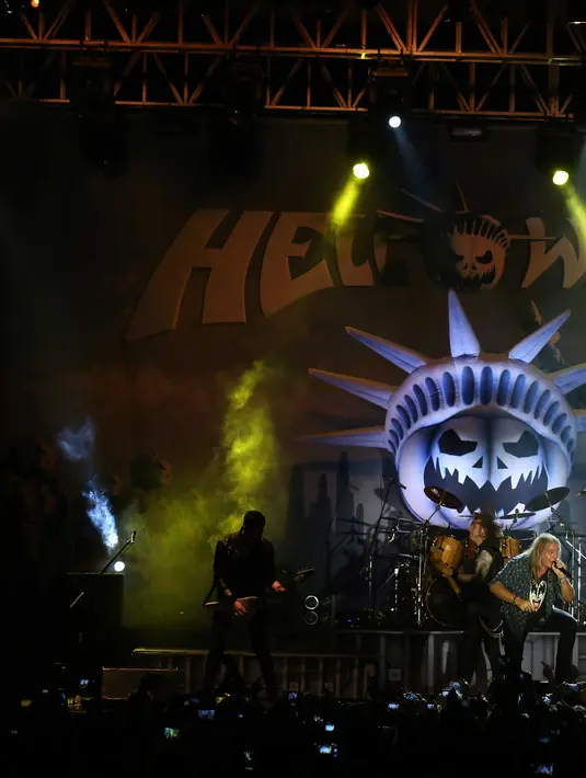 Aksi Andi Deris dan kawan-kawan di Hall Basket, Gelora Bung Karno, Senayan, Jakarta, Kamis (22/10/2015) malam. Sejak siang hari, area konser sudah dipadati para metalheads yang menggunakan kaos hitam-hitam. (Nurwahyunan/Bintang.com)