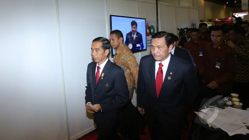 Presiden Jokowi Pantau Ruang Wartawan KAA