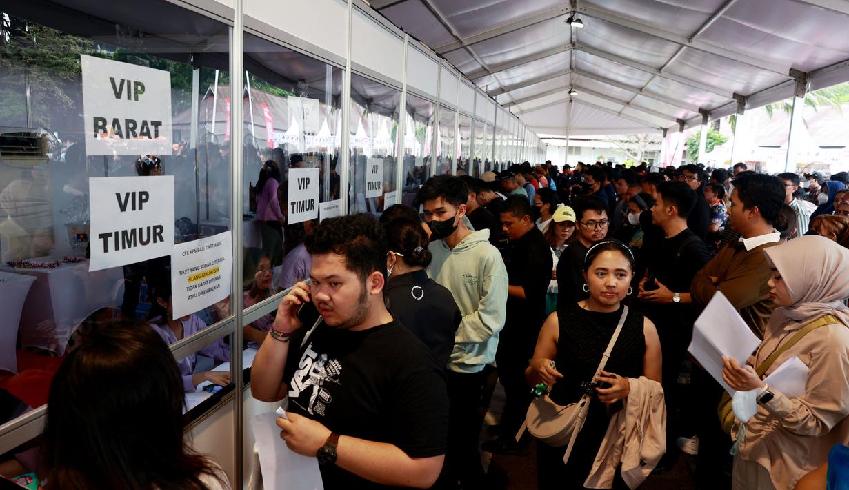 Suasana saat calon penonton antre untuk menukarkan tiket pertandingan FIFA Matchday 2023 antara Timnas Indonesia melawan Argentina di Wisma Serbaguna GBK, Sabtu (17/6/2023). Batalnya Lionel Messi ke Indonesia, tak menyurutkan antusiasme para calon penonton yang ingin menyaksikan langsung juara Piala Dunia 2022 bermain melawan Timnas Indonesia. (Bola.com/M Iqbal Ichsan)