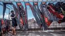 Seorang pekerja mengeringkan kain batik di Sidoarjo, Jawa Timur, Sabtu (1/10/2022). Indonesia akan memperingati Hari Batik Nasional pada 2 Oktober. (JUNI KRISWANTO/AFP)