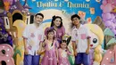 Melalui akun Instagram, Ruben Onsu membagikan momen ulang tahun Thalia dan Thania. Ia dan keluarga kecilnya juga tampil begitu kompak dengan busana senada. (Liputan6.com/IG/@ruben_onsu)