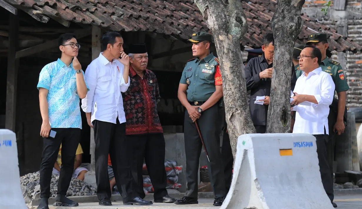 Presiden Joko Widodo atau dikenal dengan Jokowi akan mantu putrinya Kahiyang Ayu pada 8 November mendatang. Senin, (6/11) Jokowi terlihat hadir ke tempat yang akan digunakan sebagai pernikahan putrinya dengan Bobby Nasution. (Adrian Putra/Bintang.com)