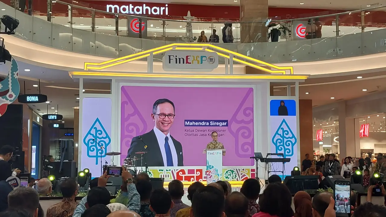 Ketua Dewan Komisioner OJK Mahendra Siregar dalam Puncak Bulan Inklusi Keuangan 2023, di Yogyakarta, Sabtu (28/10/2023). (Arief/Liputan6.com)