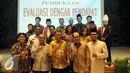 Menkominfo Rudiantara berfoto bersama Perwakilan 10 TV Swasta Indonesia usai membuka acara Evaluasi Dengar Pendapat 10 LPS TV Berjaringan di Balai Kota, Jakarta, Selasa (10/5). (Liputan6.com/Johan Tallo)