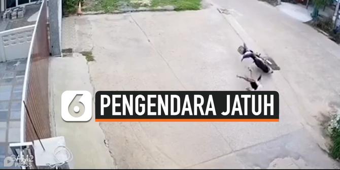 VIDEO: Rantai Motor Putus, Pengendara Jatuh Terpental