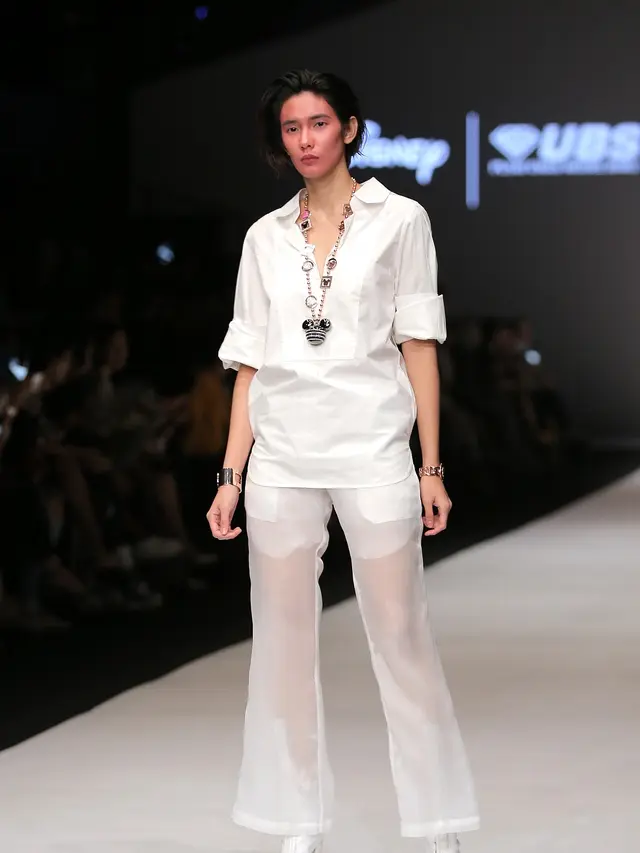 JFW 2019 kenang masa kecil dengan busana street style dan perhiasan Mickey Mouse