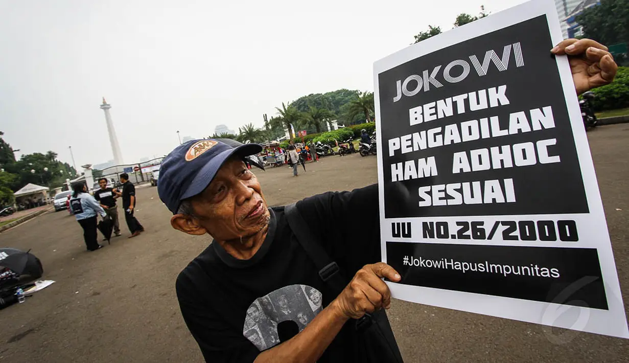 Aktivis JSKK juga mendesak Presiden Jokowi untuk membuktikan komitmen penuntasan kasus-kasus pelanggaran HAM berat pada masa lalu, Jakarta, Kamis (13/11/2014). (Liputan6.com/Faizal Fanani)