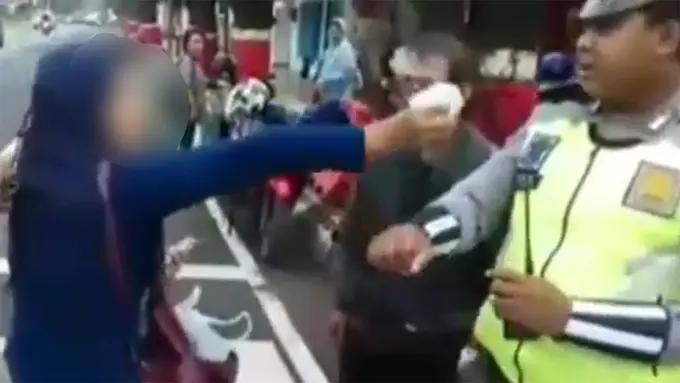 [Bintang] Video Emak-emak Gigit Polisi Viral, Ini Lho Polisi yang Jadi Korban