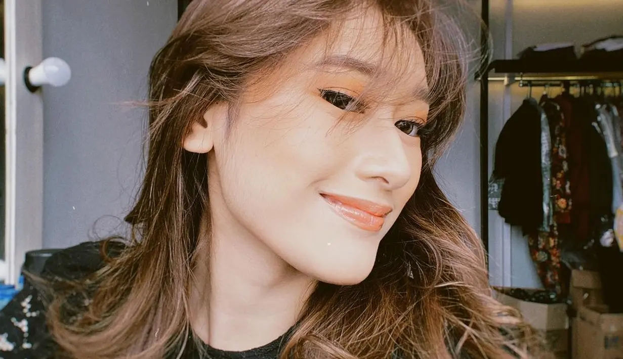 Amanda Caesa memang cantik paripurna. Dari angle foto manapun pesonanya terpancar sempurna. (FOTO: instagram.com/amandacaesaa)