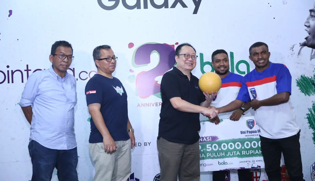 Penghargaan diberikan pada Uni Papua lantaran sebagai komunitas serius dalam mengembangkan sepak bola untuk kegiatan sosial. Bahkan, hingga ke luar negeri. (Bambang E Ros/Bintang.com)