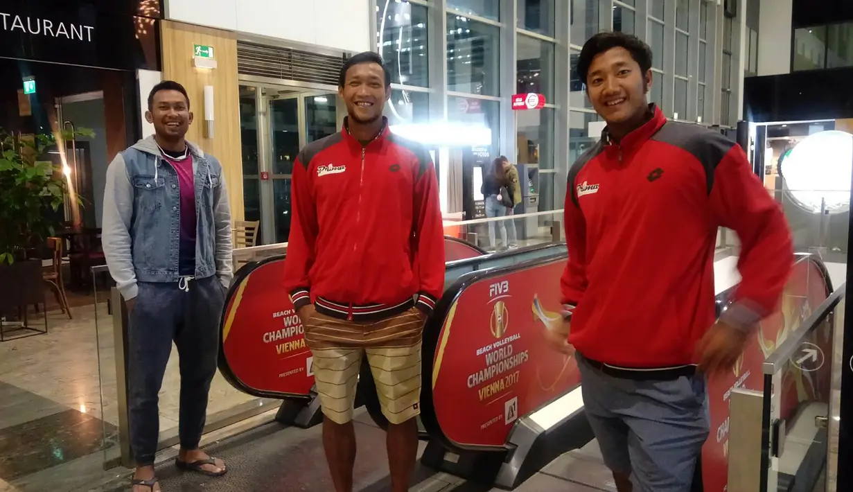 Pasangan pevoli pantai Indonesia, Mohammad Ashfiya dan Ade Candra, bersama pelatihnya, Koko Prasetyo, berpose di Millenium Tower, Austria, Kamis (27/7/2017). Tim voli pantai Indonesia akan mengikuti Kejuaraan Dunia di Wina. (Bola.com/Reza Khomaini)