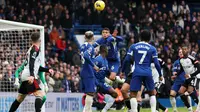 Bek senior Chelsea, Thiago Silva mencoba menjauhkan bola dari pertahanan The Blues saat menghadapi Fulham dalam lanjutan Premier League 2023/2024, Sabtu (13/1/2024) malam WIB di Stamford Bridge. (AFP/Adrian Dennis)