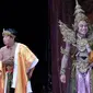 Eri Cahyadi (kanan) saat bermain ludruk. (Dian Kurniawan/Liputan6.com).