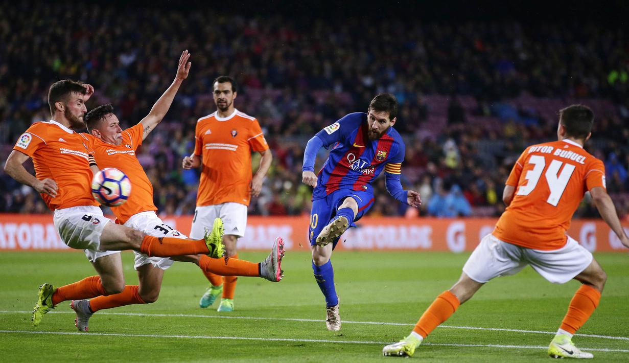 Bintang Barcelona, Lionel Messi, berusaha membobol gawang Osasuna  pada laga La Liga di Stadion Camp Nou, Barcelona, Rabu (26/4/2017). Barcelona menang 7-1 atas Osasuna. (AP/Manu Fernandez)