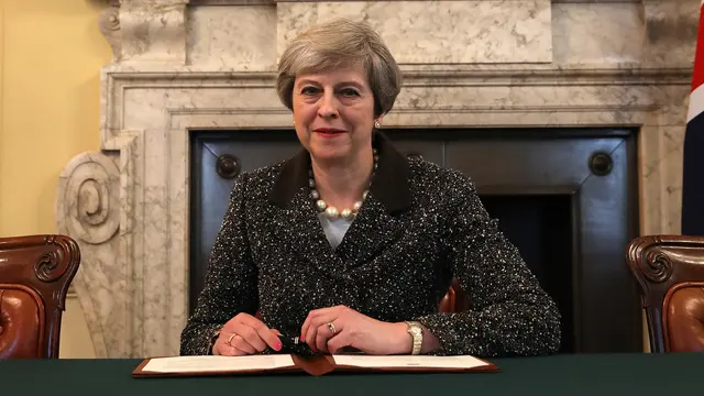 20170328-PM Inggris Teken Surat Untuk Memulai Brexit-AFP