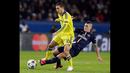 Gelandang PSG, Marco Verrati (kiri) berusaha merebut bola dari gelandang Chelsea Eden Hazard saat putaran 16 besar Liga Champions di Stadion Parc des Princes , Paris (17/2/2015). PSG bermain imbang dengan Chelsea (1-1). (REUTERS/Philippe Wojazer)