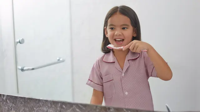 Pentingnya sikat gigi malam untuk anak