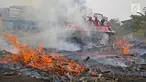 Tank MT-LBu-GPM-10 melakukan pemadaman api saat diuji coba di kawasan Cakung, Jakarta, Rabu (24/7/2019. Tank tersebut mampu dioperasikan di lokasi yang mudah maupun sulit dijangkau. (Liputan6.com/Herman Zakharia)