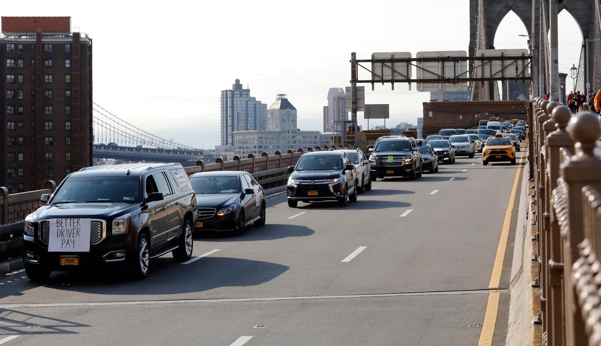 Sopir taksi online Uber dan Lyft memasang poster berisi tuntutan di mobil-mobil mereka saat menggelar protes di New York, AS, Rabu (8/5/2019). Uber mengatakan sedang berusaha memperbaiki iklim kerja bagi para sopirnya. (AP Photo/ Mark Lennihan)