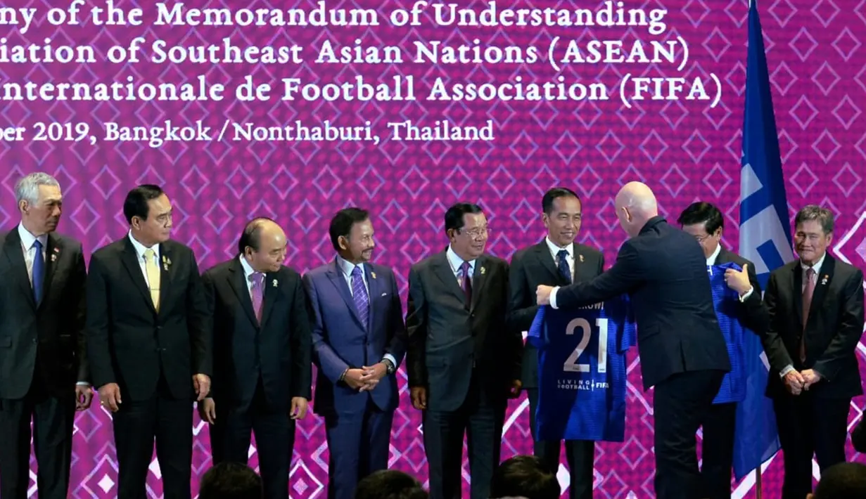 Presiden FIFA Gianni Infantino memberikan jersey nomor punggung 21 kepada Presiden Joko Widodo atau Jokowi pada acara penandatanganan MoU antara ASEAN dengan FIFA di Bangkok, Thailand, Sabtu (2/11/2019). (Liputan6.com/Biro Pers Setpres)