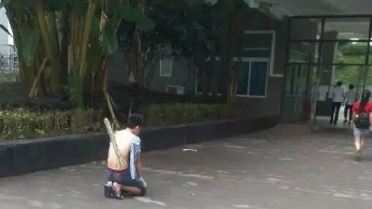 Demi Minta Maaf, Pria Ini Berlutut Separuh Telanjang Depan Asrama