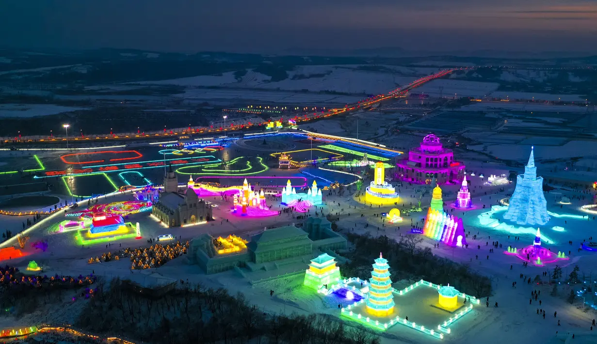 Foto dari udara ini menunjukkan taman hiburan es dan salju di Changchun, Provinsi Jilin, China timur laut, pada 12 Desember 2020. Taman hiburan es dan salju yang memiliki 142 bangunan es dan patung salju itu secara resmi dibuka untuk umum pada Sabtu (12/12). (Xinhua/Xu Chang)