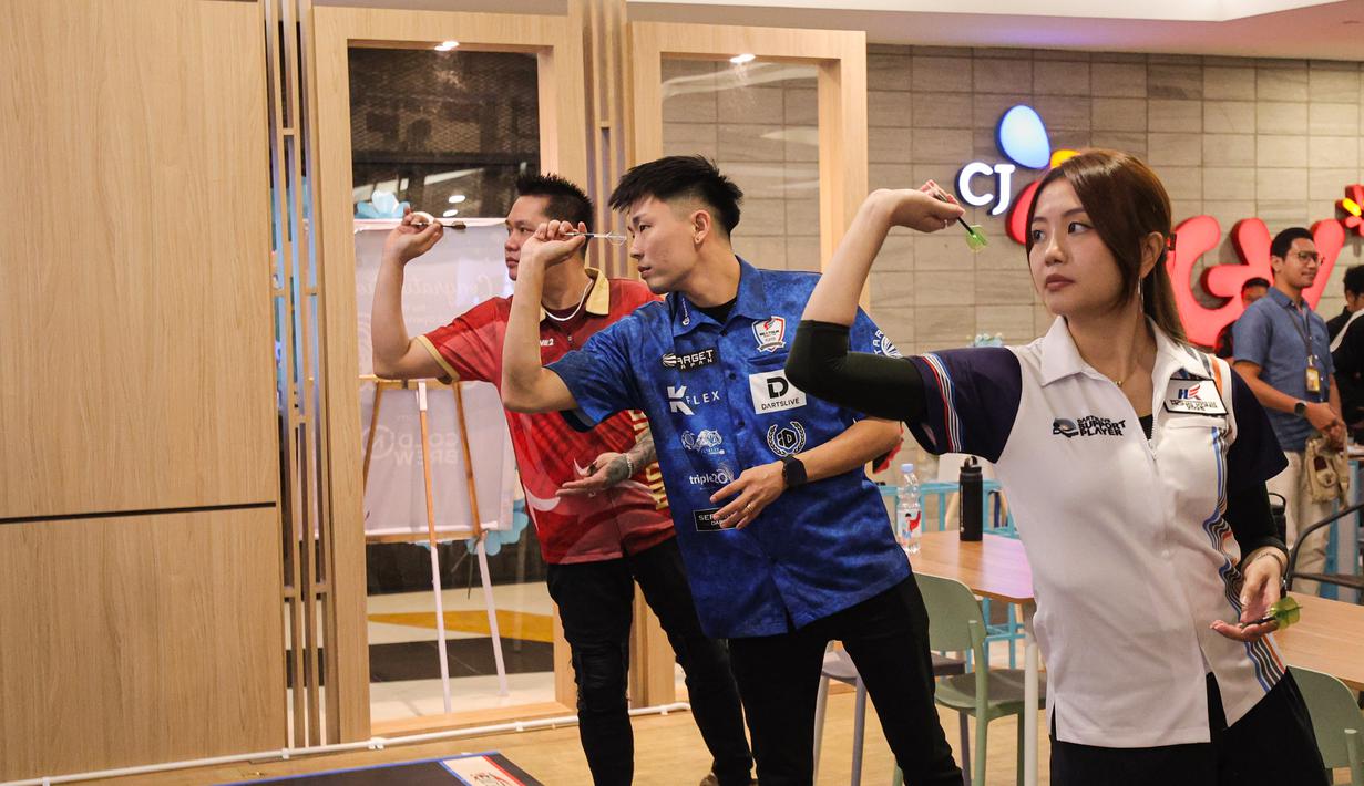 Dengan adanya mesin tersebut, darts diharap bisa semakin dekat untuk menjadi olahraga prestasi sekaligus bagian dari gaya hidup. Tampak dalam foto, Sun Xiu Ling, (Dartslive Official asal Singapura), Phuay Wei, dan Tirta Suparjo saat peluncuran Darts Station di lantai F7 FX Sudirman, Senayan, Jakarta pada Sabtu (15/11/2025). (Bola.com/Abdul Aziz)