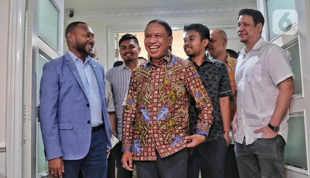 Menteri Pemuda dan Olahraga (Menpora) RI, Zainudin Amali tiba untuk menerima audiensi perwakilan klub Liga 2 di Jakarta, Senin (16/1/2023). Pertemuan perwakilan Klub tersebut membahas nasib Liga 2 dan 3 untuk mengadukan nasib mereka setelah kompetisi dihentikan. (Liputan6.com/Angga Yuniar)