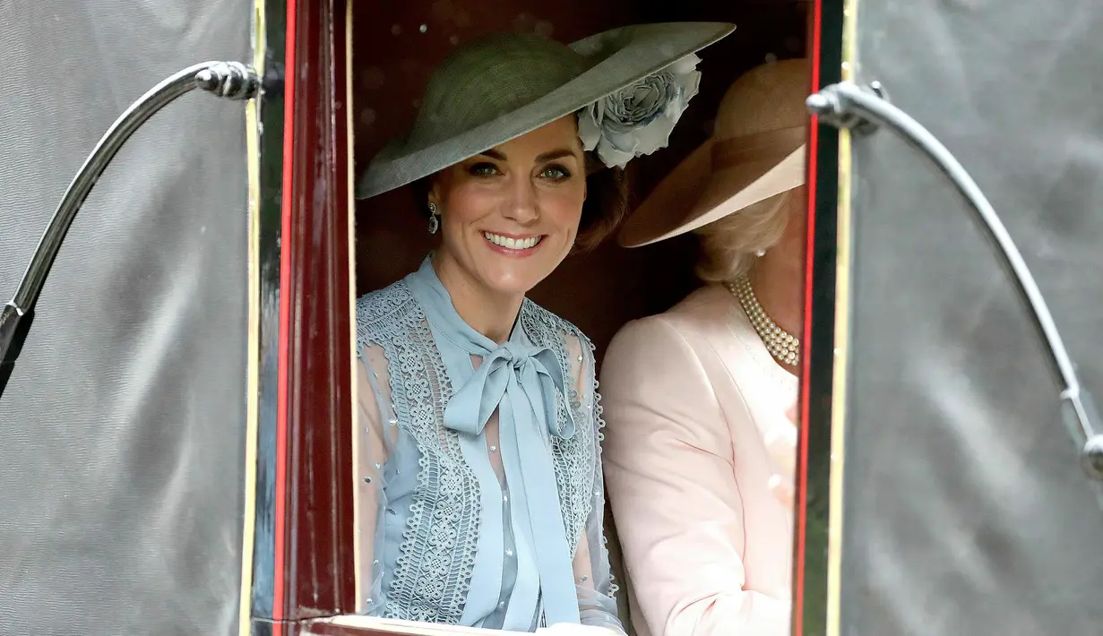 Duchess of Cambridge Kate Middleton saat menghadiri ajang pacuan kuda Royal Ascot di Ascot, Inggris, Selasa (18/6/2019). Kate tampil cantik dengan mengenakan topi atau fascinator motif bunga berwarna biru muda. (Steve Parsons/PA via AP)