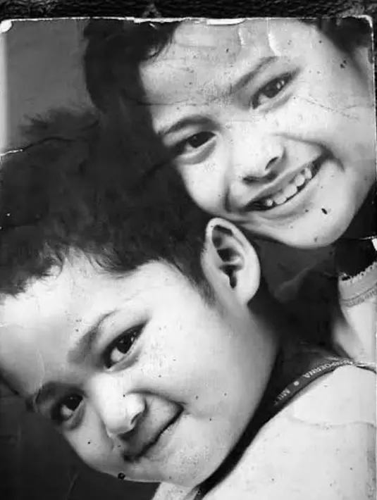 <p>Foto jadul ini juga sempat jadi perbincangan netizen. Lantaran diunggah tidak lama setelah Aurel dan Azriel berkonflik dengan Krisdayanti dan Raul Lemos. (Foto: Instagram @aurelie.hermansyah)</p>