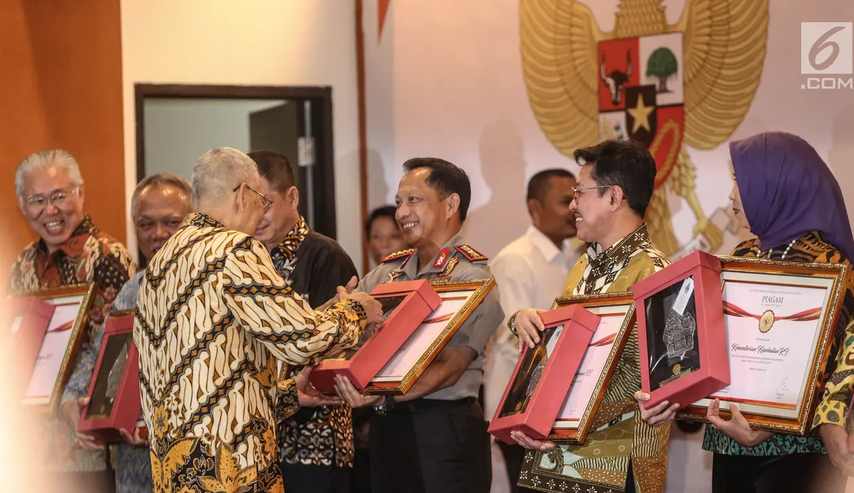 Wapres RI ke-6, Try Sutrisno memberi penghargaan Prestasi Penyelenggaraan Lebaran 2017 kepada Kapolri Jendral Tito Karnavian di Jakarta, Selasa (1/8). UKP-PIP memberi penghargaan kepada 15 instansi pemerintah. (Liputan6.com/Faizal Fanani)