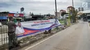 Penampakan spanduk parpol yang dipasang di Jalan Letjen Suprapto, Cempaka Putih, Jakarta (21/3). Panwaslu Cempaka Putih menertibkan spanduk tersebut karena melanggar UU Nomor 7 Tahun 2017 tentang Pemilihan Umum. (Merdeka.com/Arie Basuki)