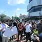 Kepala Staf Kepresidenan Moeldoko menemui massa aksi Kamisan yang memenuhi Taman Signature Kota Semarang Jawa Tengah, Kamis (18/11/2021). (Foto: dokumentasi Kantor Staf Presiden)