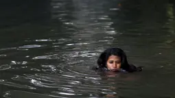 Wanita Hindu Nepal mandi suci disungai Salinadi saat Festival Swasthani Brata Katha di Katmandu, Nepal, (24/1). Selama festival umat Hindu Nepal membaca kitab suci Hindu yang didedikasikan untuk dewi Swasthani dan Dewa Siwa. (REUTERS/Navesh Chitrakar)