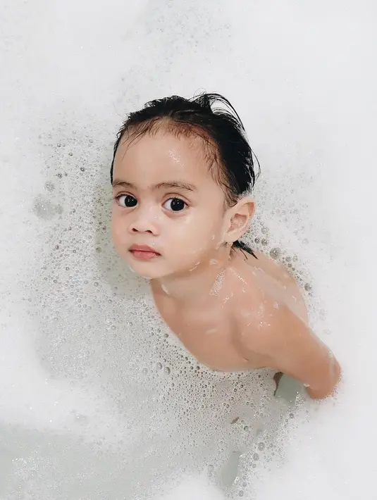 Anak Ayudia Bing Slamet dan Dito, Dia Sekala Bumi mempunyai wajah yang imut. Matanya yang bulat pun semakin menambah keimutan bocah yang lahir pada 24 Mei 2016 itu. (Foto: instagram.com/ayudiac)