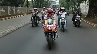 Pembalap Moto2 Sam Lowes city touring keliling Jakarta. (ist)