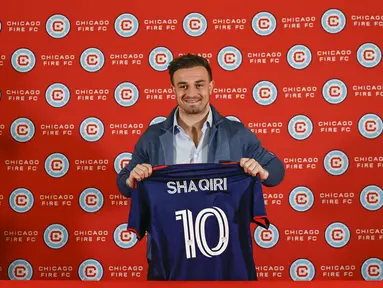 Pesepakbola Swiss Xherdan Shaqiri diperkenalkan sebagai pemain terbaru yang ditunjuk untuk klub Amerika Serikat (MLS), Chicago Fire FC selama konferensi pers di Chicago, Illinois, pada 21 Februari 2022. Shaqiri diikat kontrak hingga 2024 mendatang. (KAMIL KRZACZYNSKI / AFP)