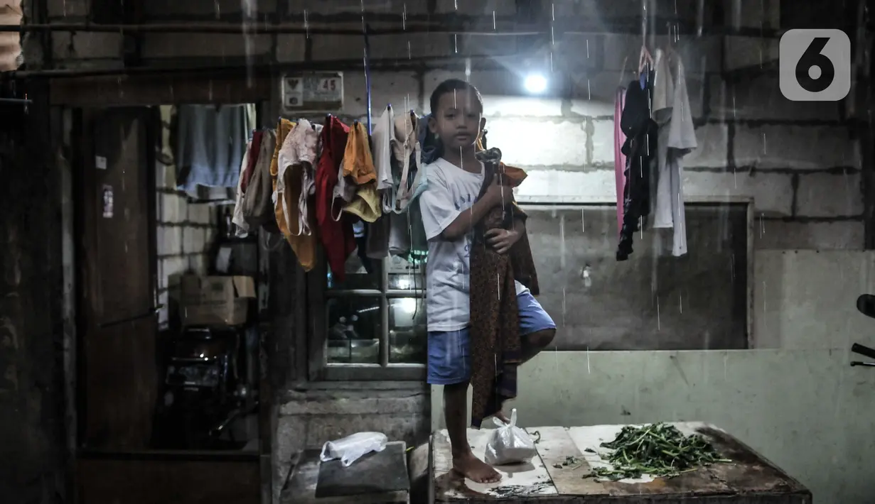 Seorang anak berada di depan salah satu rumah yang belum dibongkar di Kampung Bayam, Kelurahan Papanggo, Tanjung Priok, Jakarta, Rabu (21/10/2020). (merdeka.com/Iqbal S. Nugroho)